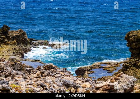 Côte rocheuse de l'île de Curaçao. Magnifique paysage marin. Banque D'Images