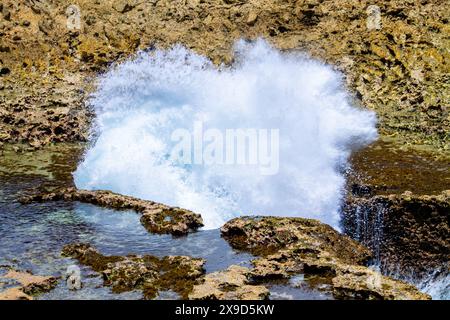 Éclaboussure de la mer sur les rochers, Curaçao Banque D'Images