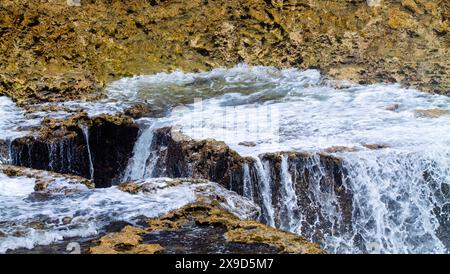 Cascade dans le parc national Shete Boka, Curaçao Banque D'Images