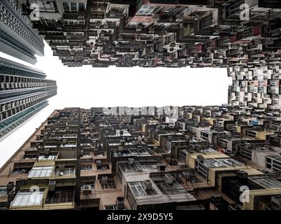 Hongkong, Chine. 29 février 2024. Vue vers le haut dans la cour intérieure du « Monster Building », un complexe de cinq tours résidentielles à Quarry Bay dans la région administrative spéciale de Hong Kong de la République populaire de Chine. Crédit : Frank Rumpenhorst/dpa/Alamy Live News Banque D'Images