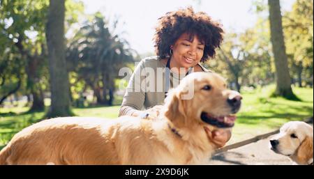 Parc, amis et femme noire avec chien dans la nature pour la marche, le jeu et la formation en plein air ensemble. Bénévole, parc animalier et personne heureuse avec Banque D'Images