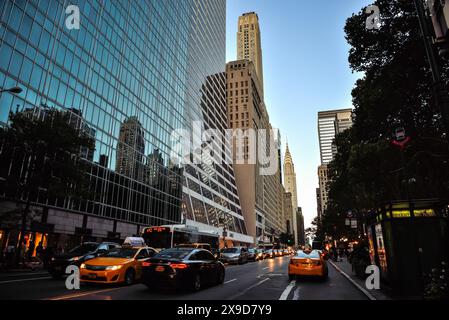 Vue de la 42e rue près de Bryant Park, avec Grace Building et Chrysler Building - Manhattan, New York City Banque D'Images