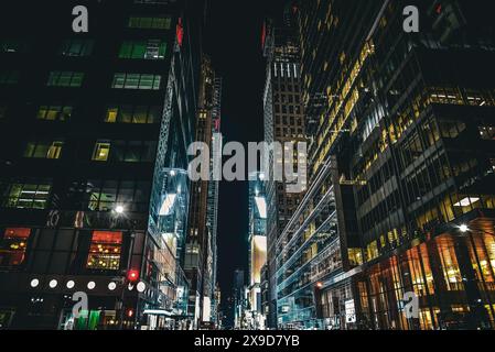 West 42nd Street Night View avec Salesforce et Bank of America Towers à l'intersection avec Sixth Avenue - Manhattan, New York Banque D'Images