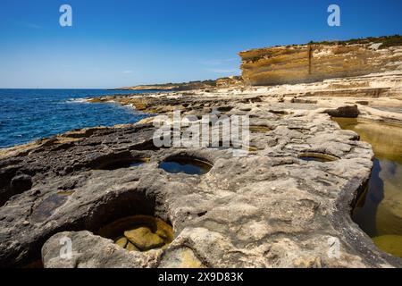 Belle vue côtière sur la péninsule de Delimara, avec des rochers et une mer turquoise, près de la piscine Saint-Pierre, île Malte paysage naturel. Banque D'Images