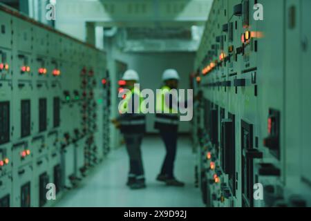 photo de deux individus en équipement de sécurité Banque D'Images