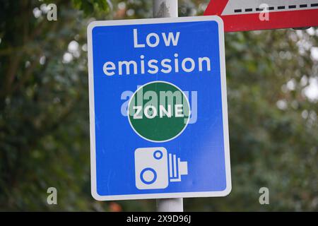 Photo du dossier datée du 14/07/23 d'un panneau d'information pour la zone à très faibles émissions (ZLEU) à Londres. Les chauffeurs d'Édimbourg ont bénéficié d'un "délai de préavis raisonnable" avant l'application de la zone à faibles émissions à partir de samedi, a déclaré le président du conseil Cammy Day. Le programme réduira les émissions nocives dans la capitale et aidera la ville à atteindre son objectif «audacieux et ambitieux» d'atteindre zéro net d'ici 2030. Il entrera en vigueur à Aberdeen le même jour qu'Édimbourg, tandis que l'application de la loi à Dundee a commencé jeudi. Date d'émission : vendredi 31 mai 2024. Banque D'Images