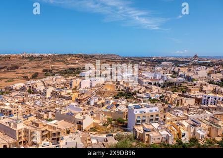 Vue panoramique de la ville de Victoria depuis l'île de Gozo à Malte. Paysage urbain avec de nombreux bâtiments sous un ciel bleu clair Banque D'Images