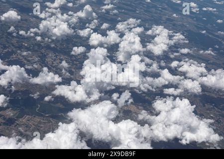 Vue aérienne de nuages blancs moelleux vus de la fenêtre de l'avion. Avion volant dans le ciel Banque D'Images