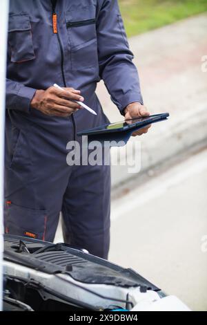 les mécaniciens du centre de service de voiture vérifient l'état de la voiture et du moteur assurez-vous qu'ils sont prêts à l'emploi et en parfait état selon la garantie du centre. pe Banque D'Images