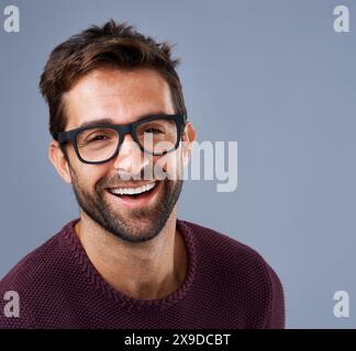 Portrait, sourire et homme sur fond de studio pour les entreprises de démarrage avec le visage intelligent et intelligent. Travailleur créatif, entrepreneur ou expert en INFORMATIQUE Banque D'Images