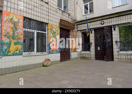 Entrée principale de l'Académie nationale des arts décoratifs appliqués et du design de Kiev, qui a subi des dégâts de missiles en mars. Kiev, Ukraine, mai 2024 Banque D'Images