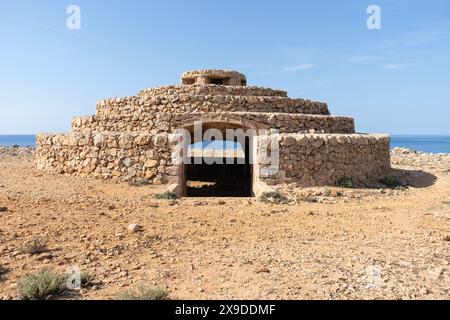 Bunker construit en pierre pour la défense dans la guerre civile espagnole à Punta Nati dans le nord de l'île de Minorque, Espagne. Dans un paysage aride et rocheux Banque D'Images