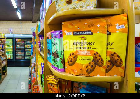 Barres de chocolat et biscuits par Mr Beast sur une petite étagère de magasin, son entreprise appelée Feastables qui fabrique ces gâteries et d'autres. Banque D'Images