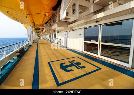 Promenade et bateaux de sauvetage à bord du navire de croisière Voyager of the Seas, Royal Caribbean Cruises, logo de l'ancre couronnée Banque D'Images