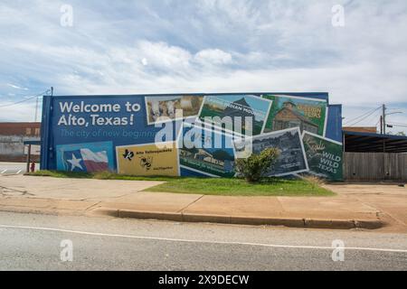 Alto, USA - 21 octobre 2023 - signe de bienvenue sur un mur dans le centre-ville d'Alto, comté de Cherokee, Texas avec différentes cartes postales comme des photos d'une région Banque D'Images