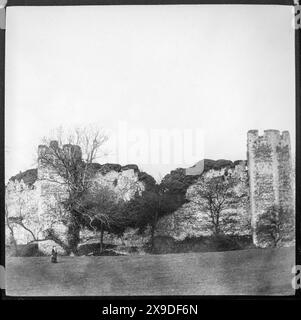 Toboggan magique de lanterne des ruines du château de Framingham, Suffolk, Angleterre, Royaume-Uni c 1910 Banque D'Images