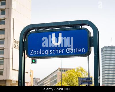 Station de métro Zoologischer Garten dans la ville de Berlin. L'entrée du bâtiment U-Bahn se trouve sous le panneau. Service de transport public en Allemagne. Banque D'Images