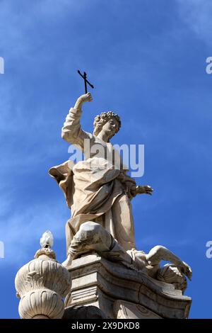 Statue de Sainte Rosalia devant la cathédrale de Palerme en Sicile Italie Banque D'Images