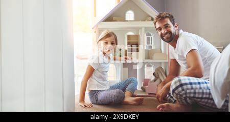 Papa, fille et heureux en portrait avec maison de poupée à la maison pour jouer, s'amuser et soutenir le développement de l'enfant. parent, enfant et sourire avec des jouets dans la chambre Banque D'Images