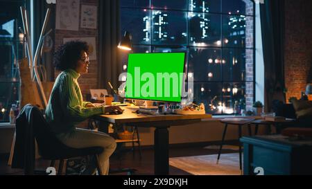 Divers Freelancer professionnel travaillant sur un ordinateur personnel avec écran vert Chromakey sur l'affichage de la maison. Femme regardant moniteur, naviguant sur Internet, en utilisant un PC de bureau. Banque D'Images