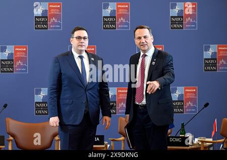 Prague, République tchèque. 31 mai 2024. Le ministre tchèque des Affaires étrangères Jan Lipavsky (à gauche) et son homologue polonais Radoslaw Sikorski sont vus lors de la dernière journée de la réunion informelle de deux jours des ministres des Affaires étrangères des pays de l'OTAN, pour marquer les 25 ans de la Tchéquie au sein de l'OTAN et les 75 ans de la création de l'OTAN, à Prague, en République tchèque, le 31 mai, 2024. Crédit : Katerina Sulova/CTK photo/Alamy Live News Banque D'Images