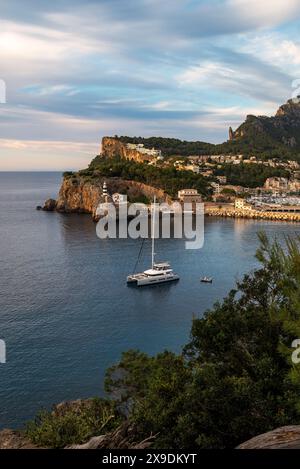 Sa Creu vieux phare gardant l'entrée du port de Port de Soller, Sierra de Tramontana montagnes, Majorque, Îles Baléares, Espagne Banque D'Images