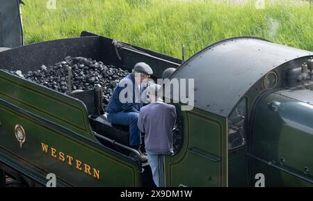 Équipe de train sur la classe Saint 2999 « Lady of Legend » à Hayles Abbey Halt, GWSR, Gloucestershire, Royaume-Uni Banque D'Images