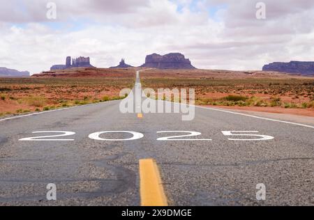 Nouvel an 2025. Texte 2025 écrit sur la route de Monument Valley Navajo Tribal Park. Arizona. ÉTATS-UNIS. Banque D'Images