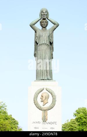 Madrid, Espagne- 8 avril 2024 : monument dans le parc du Retiro à Jacinto Benavente, écrivain et prix nobel en 1922 Banque D'Images