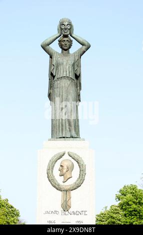 Madrid, Espagne- 8 avril 2024 : monument dans le parc du Retiro à Jacinto Benavente, écrivain et prix nobel en 1922 Banque D'Images