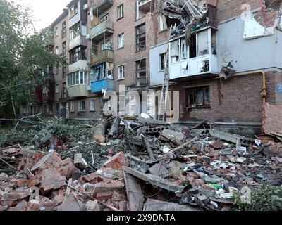 Kharkiv, Ukraine. 31 mai 2024. KHARKIV, UKRAINE - le 31 MAI 2024 - Un bloc d'appartements est endommagé par l'attaque de missiles russes de nuit dans le district de Novobavarskyi à Kharkiv, dans le nord-est de l'Ukraine. Cinq personnes ont été tuées et 25 blessées après que les forces russes ont lancé cinq missiles antiaériens guidés S-300 et S-400 depuis la région russe de Belgorod à Kharkiv dans la nuit du 31 mai. Crédit : Ukrinform/Alamy Live News Banque D'Images