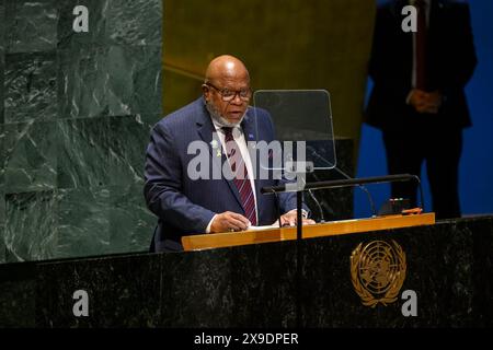 (240531) -- NATIONS UNIES, 31 mai 2024 (Xinhua) -- le président de l'Assemblée générale des Nations Unies, Dennis Francis, prend la parole lors d'une réunion plénière de l'Assemblée générale des Nations Unies en mémoire du regretté président iranien Ebrahim Raisi, au siège de l'ONU à New York, le 30 mai 2024. De hauts responsables des Nations Unies (ONU) ont rendu hommage jeudi au regretté président iranien Ebrahim Raisi, affirmant qu’il dirigeait l’Iran à un moment difficile pour le pays, la région et le monde entier. (Loey Felipe/photo ONU/document via Xinhua) Banque D'Images