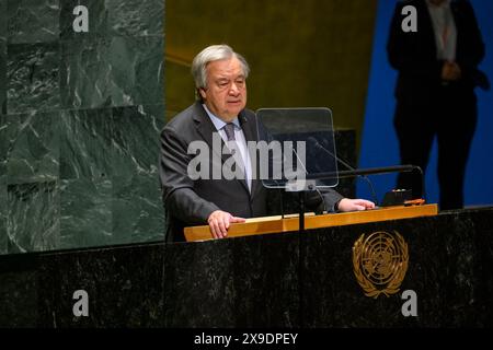 (240531) -- NATIONS UNIES, 31 mai 2024 (Xinhua) -- le Secrétaire général de l'ONU, Antonio Guterres, prend la parole lors d'une séance plénière de l'Assemblée générale des Nations Unies en mémoire du regretté président iranien Ebrahim Raisi, au siège de l'ONU à New York, le 30 mai 2024. De hauts responsables des Nations Unies (ONU) ont rendu hommage jeudi au regretté président iranien Ebrahim Raisi, affirmant qu’il dirigeait l’Iran à un moment difficile pour le pays, la région et le monde entier. (Loey Felipe/photo ONU/document via Xinhua) Banque D'Images