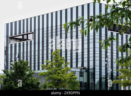 Bureaux du North Northamptonshire Council dans le bâtiment Corby Cube au centre-ville de Corby, en Angleterre, un jour de pluie. Banque D'Images