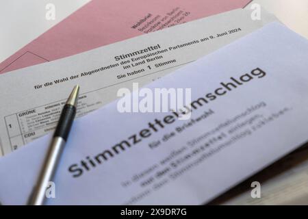 Wahunterlagen für die Briefwahl mit Stimmzettel und Stimmzettelumschlag für die bevorstehenden Wahlen zum Europäischen Parlament. / Documents de vote pour le vote par correspondance avec bulletin de vote et enveloppe de bulletin de vote pour les prochaines élections au Parlement européen. Wahlunterlagen zur Europawahl *** documents de vote pour le vote par correspondance avec bulletin de vote et enveloppe de bulletin de vote pour les prochaines élections au Parlement européen documents de vote pour le vote par correspondance avec bulletin de vote et enveloppe de bulletin de vote pour les prochaines élections au Parlement européen documents de vote pour le Parlement européen Banque D'Images
