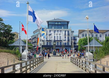 Seebrücke Ahlbeck mit Blick auf das neue Hotel Strandterrasse Ahlbeck 31.05.2024 *** jetée d'Ahlbeck avec vue sur le nouvel Hotel Strandterrasse Ahlbeck 31 05 2024 Banque D'Images