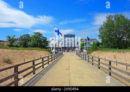 Seebrücke Ahlbeck mit Blick auf das neue Hotel Strandterrasse Ahlbeck 31.05.2024 *** jetée d'Ahlbeck avec vue sur le nouvel Hotel Strandterrasse Ahlbeck 31 05 2024 Banque D'Images