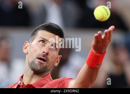 Paris, France. 30 mai 2024. Novak Djokovic, de Serbie, sert le ballon lors du match de deuxième tour masculin entre Novak Djokovic, de Serbie, et Roberto Carballes Baena, d'Espagne, au tournoi français de tennis à Roland Garros, à Paris, le 30 mai 2024. Crédit : Gao Jing/Xinhua/Alamy Live News Banque D'Images