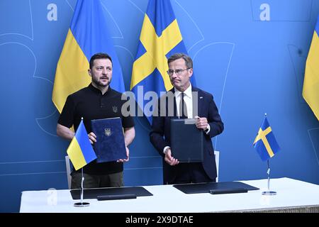 Stockholm, Suède. 31 mai 2024. Le premier ministre Ulf Kristersson et le président ukrainien Volodymyr Zelenskyy signent une coopération bilatérale en matière de sécurité avec l'Ukraine. Le président ukrainien Volodymyr Zelenskyj rencontre le premier ministre suédois Ulf Kristersson dans le cadre d'un sommet nordique à Stockholm le 31 mai. Photo : Fredrik Sandberg/TT/Code 10080 crédit : TT News Agency/Alamy Live News Banque D'Images