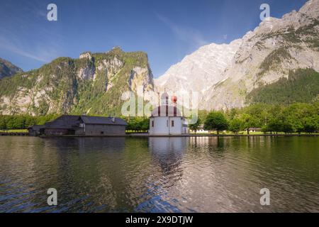 Sankt Bartholoma vor dem Watzmann sur le lac Konigsee près du mont Jenner dans le parc national de Berchtesgaden, hautes Alpes bavaroises, Allemagne, Europe. Beauté de n Banque D'Images