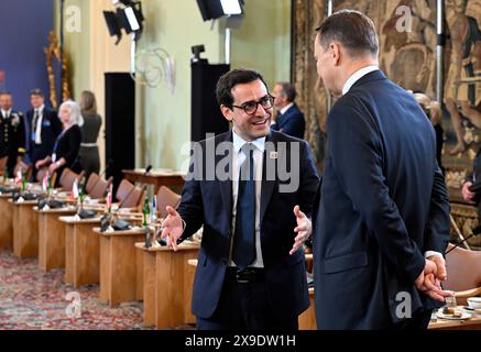 Prague, République tchèque. 31 mai 2024. Le ministre français des Affaires étrangères Stéphane Sejourne (à gauche) est vu lors de la réunion du dernier jour de la réunion informelle de deux jours des ministres des Affaires étrangères des pays de l'OTAN, pour marquer les 25 ans de la Tchéquie au sein de l'OTAN et les 75 ans de la création de l'OTAN, à Prague, en République tchèque, le 31 mai 2024. Crédit : Katerina Sulova/CTK photo/Alamy Live News Banque D'Images