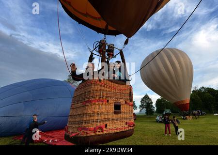 Bela Pod Bezdezem, République tchèque. 31 mai 2024. Les montgolfières volent de Bela pod Bezdezem au cours de la semaine qui verra la session de l'événement de montgolfière en République tchèque. Le 22ème Festival tchèque de montgolfières Belske Hemzeni aura lieu dans la ville de Bela pod Bezdezem (70 kilomètres au nord de Prague) en République tchèque. (Crédit image : © Slavek Ruta/ZUMA Press Wire) USAGE ÉDITORIAL SEULEMENT! Non destiné à UN USAGE commercial ! Banque D'Images
