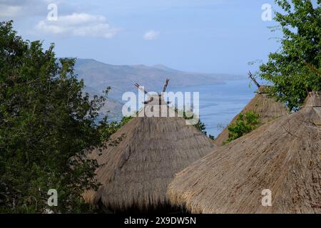 L'archipel des îles Alor Indonésie maisons traditionnelles vue paysage Banque D'Images