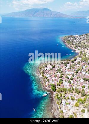 Indonésie Alor - Drone View ligne côtière de l'île Pura Banque D'Images