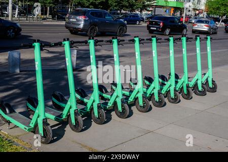 Bucarest, Roumanie - 4 mai 2021 : location de scooters électriques Bolt à l'aide d'une application mobile dédiée, disponible pour les citoyens et les touristes dans l'ic Banque D'Images