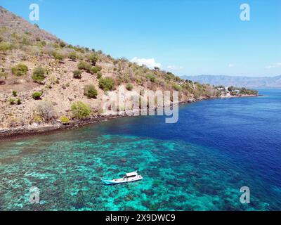 Indonésie Alor - Drone View ligne côtière de l'île Pura Banque D'Images