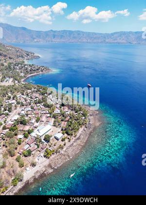 Indonésie Alor - Drone View ligne côtière de l'île Pura Banque D'Images