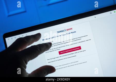 Betrügerische phishing email auf einem Laptop, die dazu auffordert ein wichtiges Update für die Banksoftware der Targobank durchzuführen *** e-mail de phishing frauduleux sur un ordinateur portable demandant une mise à jour importante pour le logiciel bancaire de Targobank Nordrhein-Westfalen Deutschland, Allemagne GMS15895 Banque D'Images