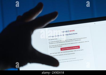 Betrügerische courriel de phishing auf einem Laptop, die dazu auffordert ein wichtiges Update für die Banksoftware der Targobank durchzuführen *** courriel de phishing frauduleux sur un ordinateur portable demandant une mise à jour importante pour le logiciel bancaire de Targobank Nordrhein-Westfalen Deutschland, Allemagne GMS15897 Banque D'Images