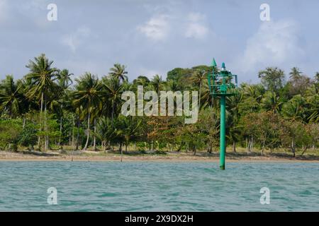 Batam Indonésie - les marques de navigation de la rivière Nongsa détroit de Singapour Banque D'Images